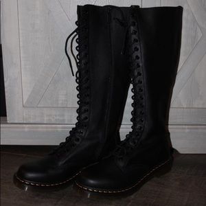 New in box!! Dr Martens 1B60 VIRGINIA LEATHER KNEE HIGH BOOTS